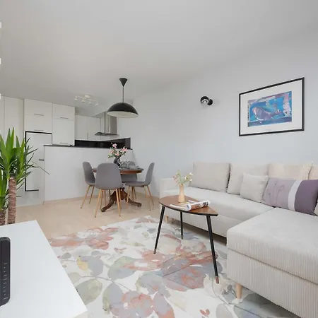 公寓 Skyview Comfortable With Balcony In The Center By Renters